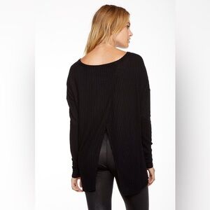 Chaser waffle texture split back casual long sleeve top - size medium in black